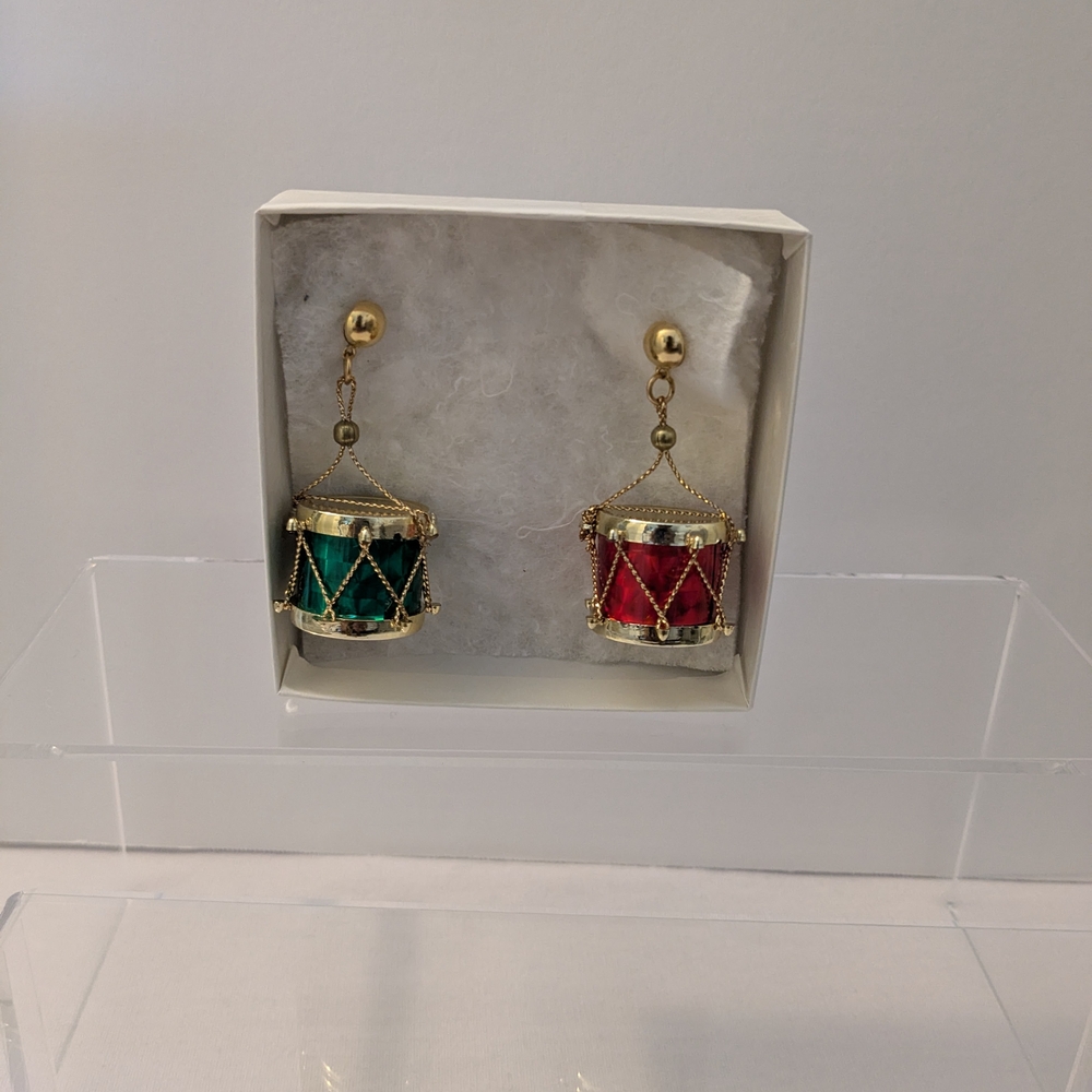Elegant Drum-Shaped Earrings in Red and Green